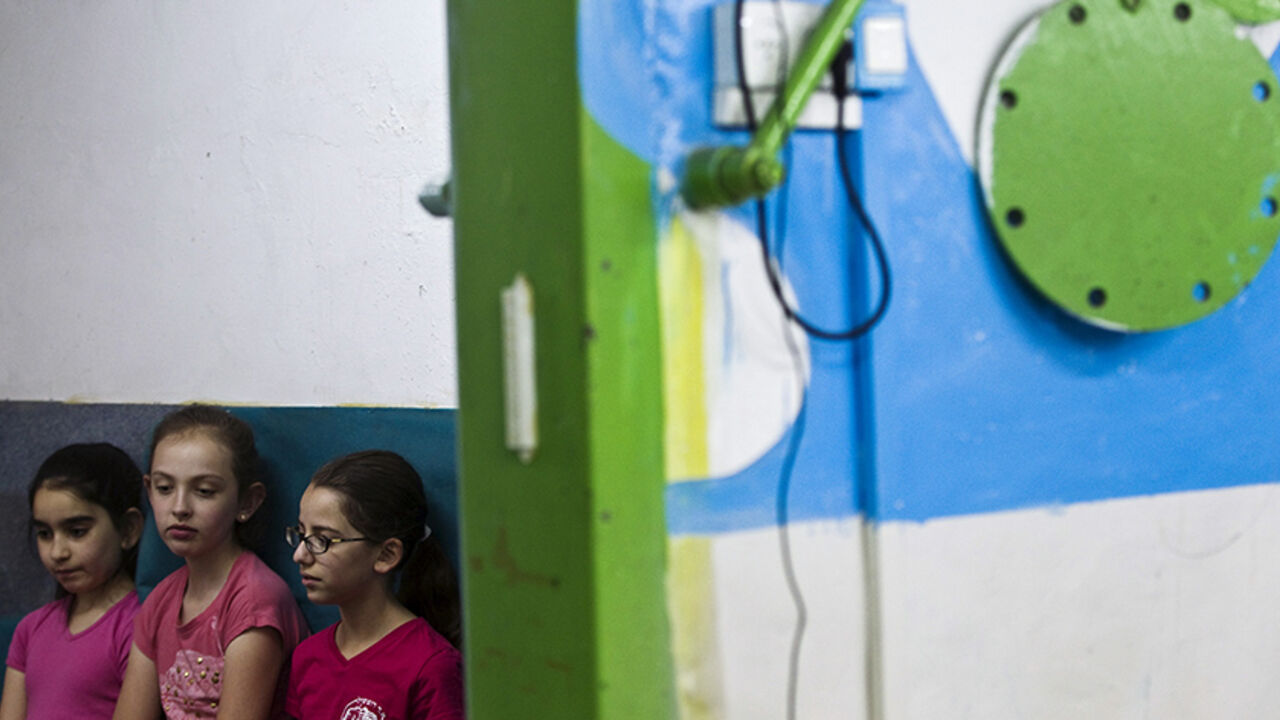 Israeli elementary school students stand near the entrance to a bomb shelter during a nationwide emergency drill simulating a rocket attack, in Jerusalem June 2, 2015.  Israel launched a five-day annual home front defence exercise on Sunday, preparing soldiers and civilians for missile attacks. REUTERS/Ronen Zvulun  - RTR4YGUV