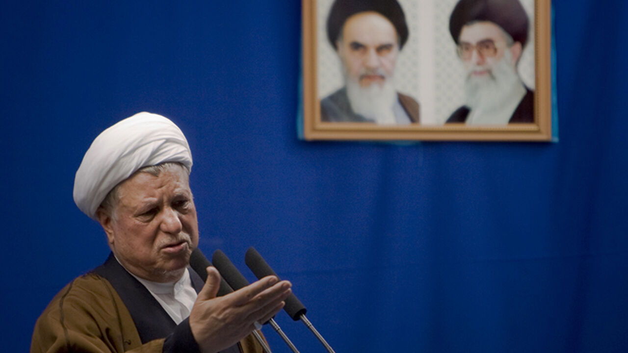 Iran's former president Ali Akbar Hashemi Rafsanjani delivers his speech during Friday prayers in Tehran April 24, 2009. Rafsanjani urged the United States on Friday to stop threatening Iran with more sanctions if it wanted to hold talks with the Islamic state over its disputed nuclear work.  REUTERS/Morteza Nikoubazl (IRAN RELIGION POLITICS) - RTXEBPS
