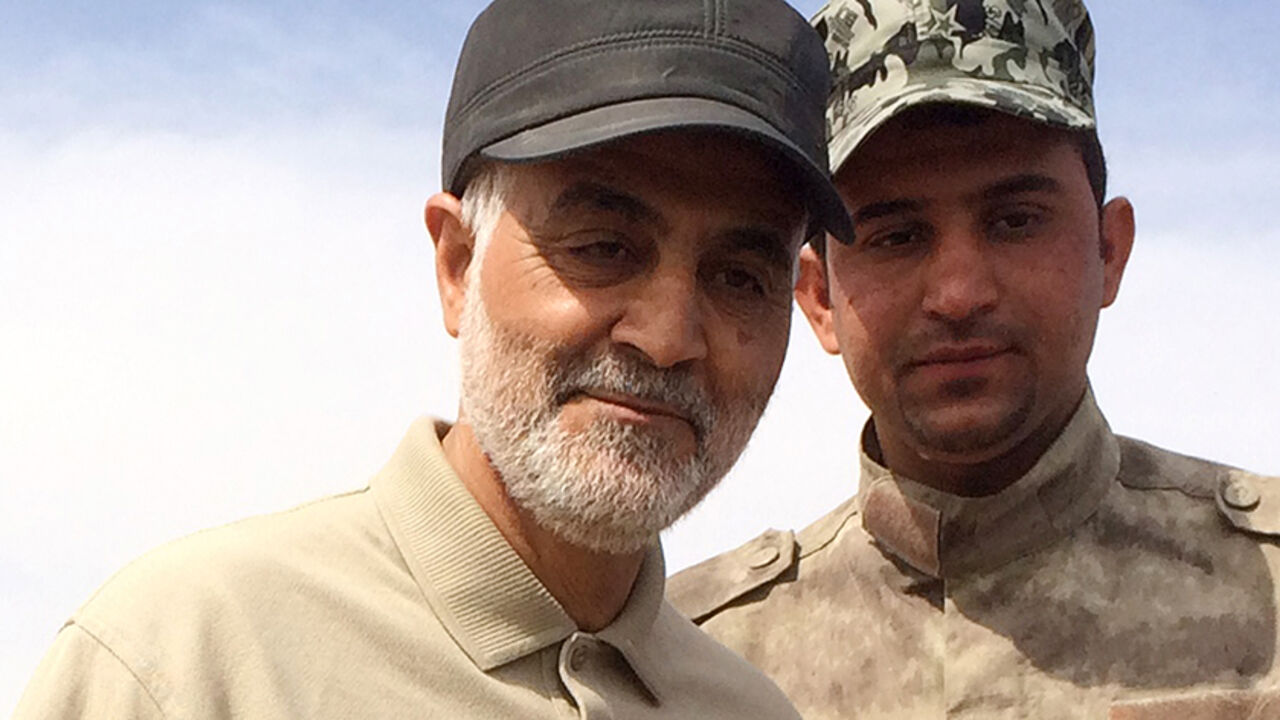 Iranian Revolutionary Guard Commander Qassem Soleimani (L) stands at the frontline during offensive operations against Islamic State militants in the town of Tal Ksaiba in Salahuddin province March 8, 2015. Picture taken March 8, 2015.  REUTERS/Stringer (IRAQ - Tags: CIVIL UNREST CONFLICT POLITICS) - RTR4TTZ2