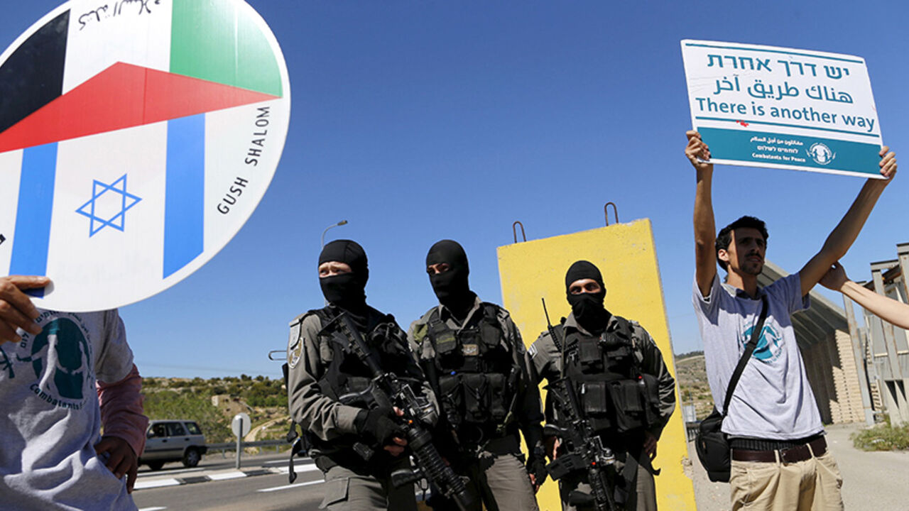 Israeli border policemen stand guard during a Land Day protest by Palestinian and Israeli activists, in the West Bank city of Bethlehem April 1, 2016. REUTERS/Ammar Awad  - RTSD638