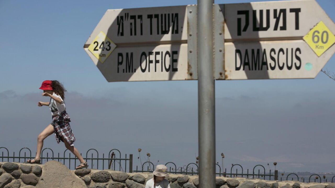 Israeli girls play near a sign at Mount Bental, an observation post in the Israeli-occupied Golan Heights that overlooks the Syrian side of the Qunietra crossing August 21, 2015. Israel said it killed four Palestinian militants in an air strike on the Syrian Golan Heights on Friday, after cross-border rocket fire from Syria prompted the heaviest Israeli bombardment since the start of Syria's four-year-old civil war. REUTERS/Baz Ratner - RTX1P1OA