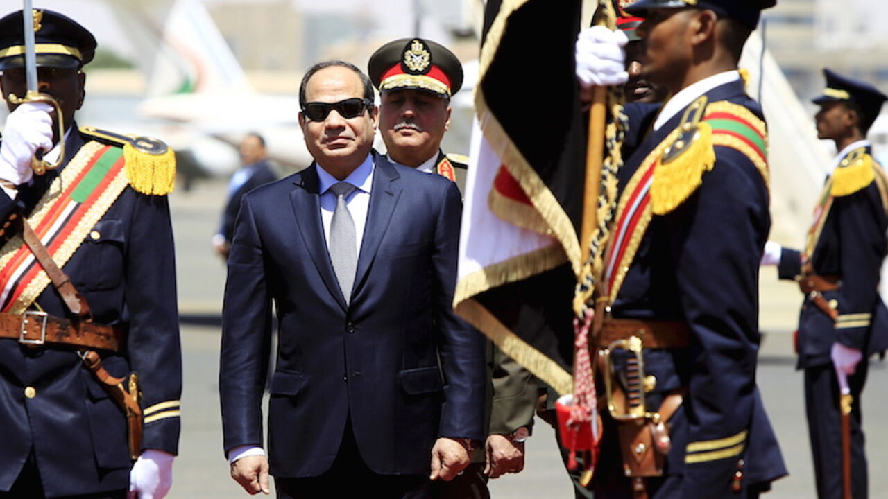 Egyptian President Abdel Fattah al-Sisi (C) inspects a guard of honour upon his arrival at Khartoum Airport, ahead of a signing ceremony of an Agreement on Declaration of Principles between Sudan, Egypt and Ethiopia on the Grand Ethiopian Renaissance Dam Project, in Khartoum March 23, 2015.  The leaders of Egypt, Ethiopia and Sudan signed a cooperation deal on Monday over a giant Ethiopian hydroelectric dam on a tributary of the river Nile, in a bid to ease tensions over regional water supplies. The leaders