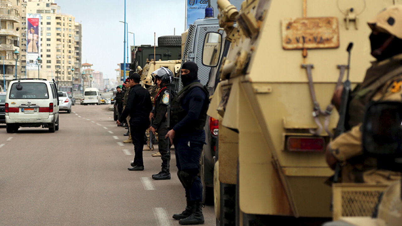 Security forces stand guard in Alexandria during the fifth anniversary of the uprising that ended the 30-year reign of Hosni Mubarak, Egypt, January 25, 2016.  REUTERS/Asmaa Waguih   - RTX23Y7U