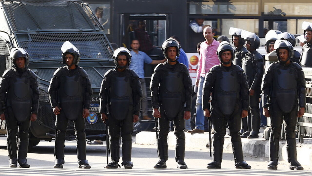 People look on from a bus behind riot police after they closed streets during a demonstration protesting the government's decision to transfer two Red Sea islands to Saudi Arabia, in front of the Press Syndicate in Cairo, Egypt, April 15, 2016. REUTERS/Amr Abdallah Dalsh - RTX2A5LK