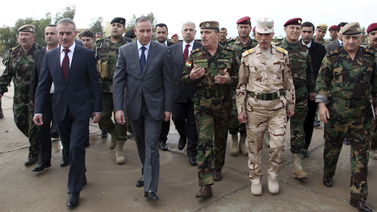 Iraqi defence minister Khaled al-Obeidi (2nd L) visits a training camp for Kurdish peshmerga troops in Arbil, November 3, 2014.  REUTERS/Azad Lashkari (IRAQ - Tags: CIVIL UNREST POLITICS MILITARY) - RTR4COAG