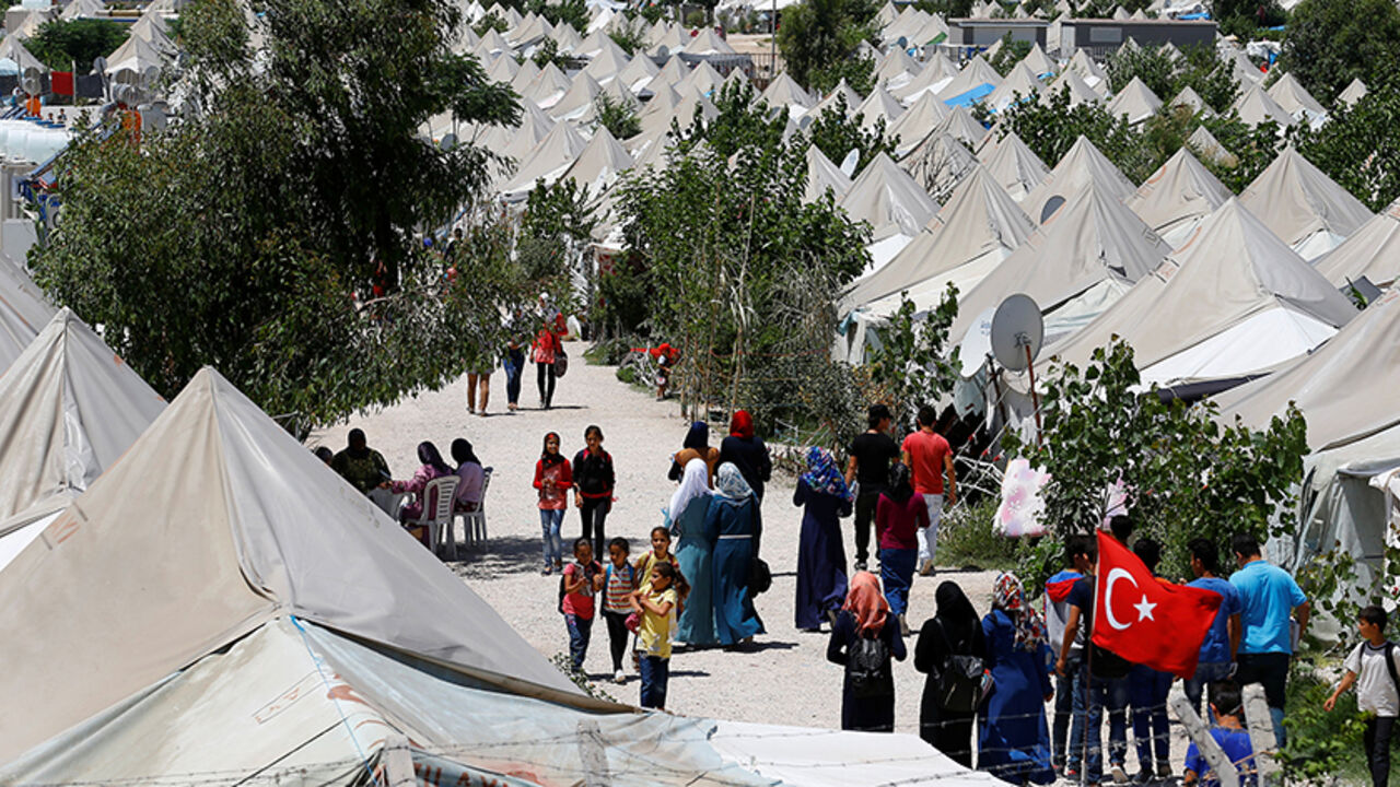 Syrian refugees stroll at a refugee camp in Osmaniye, Turkey, May 17, 2016. REUTERS/Umit Bektas                           - RTSF6J7