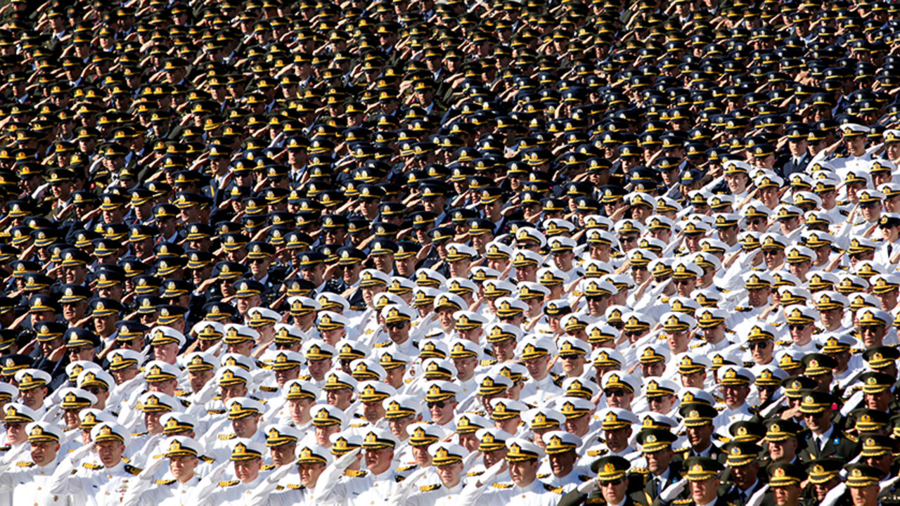 Turkish soldiers salute during a ceremony marking the 87th anniversary of Victory Day at the mausoleum of Mustafa Kemal Ataturk, founder of modern Turkey, in Ankara, Turkey, August 30, 2009.  REUTERS/Umit Bektas/File photo  - RTSJOQQ