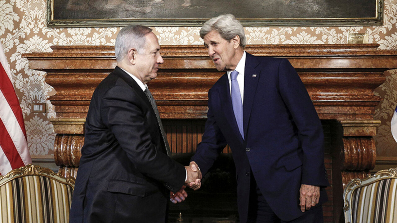 U.S. Secretary of State John Kerry (R) shakes hands with Israeli Prime Minister Benjamin Netanyahu in Rome, Italy, June 27, 2016.     REUTERS/Giuseppe Lami/Pool - RTX2IEZ0