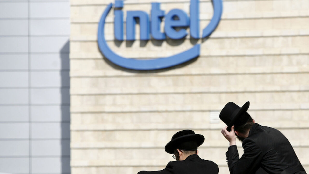 Ultra-Orthodox Jews take part in a protest against the operation of an Intel plant on the Jewish Sabbath in Jerusalem November 14, 2009. REUTERS/Baz Ratner (JERUSALEM BUSINESS CONFLICT RELIGION) - RTXQPS3