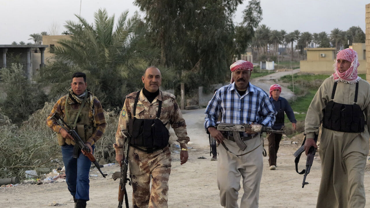 Iraqi Sunni Muslim tribesmen walk with their weapons during a patrol in Anbar province in this March 3, 2014 picture. Government forces are fighting rebellious Sunni tribes and al-Qaeda splinter group, Islamic State of Iraq and the Levant (ISIL), in western Anbar province.  Picture taken March 3, 2014.  REUTERS/Ali al-Mashhadani (IRAQ - Tags: CIVIL UNREST POLITICS) - RTR3G33Q