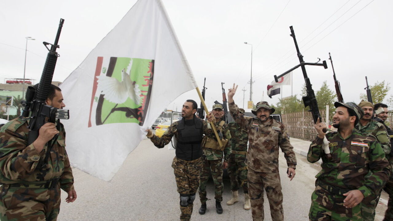 Shi'ite fighters from Saraya al-Salam, who are loyal to radical cleric Muqtada al-Sadr, gather in the holy city of Najaf before heading to the northern Iraqi city of Tikrit to continue the offensive against Islamic State militants March 20, 2015.  Iraq's most important Shi'ite religious leader, Grand Ayatollah Ali al-Sistani, called on Friday for greater professionalism and planning by government forces and allied militias in fighting Islamic State insurgents. REUTERS/Alaa Al-Marjani - RTR4U6EW