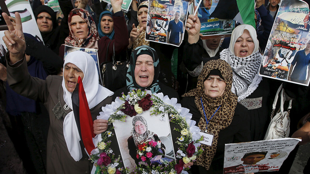 Palestinians take part in a protest to demand Israel to return the dead bodies of Palestinians who allegedly stabbed Israelis in the West Bank city of Hebron November 10, 2015. REUTERS/Mussa Qawasma - RTS6BH6