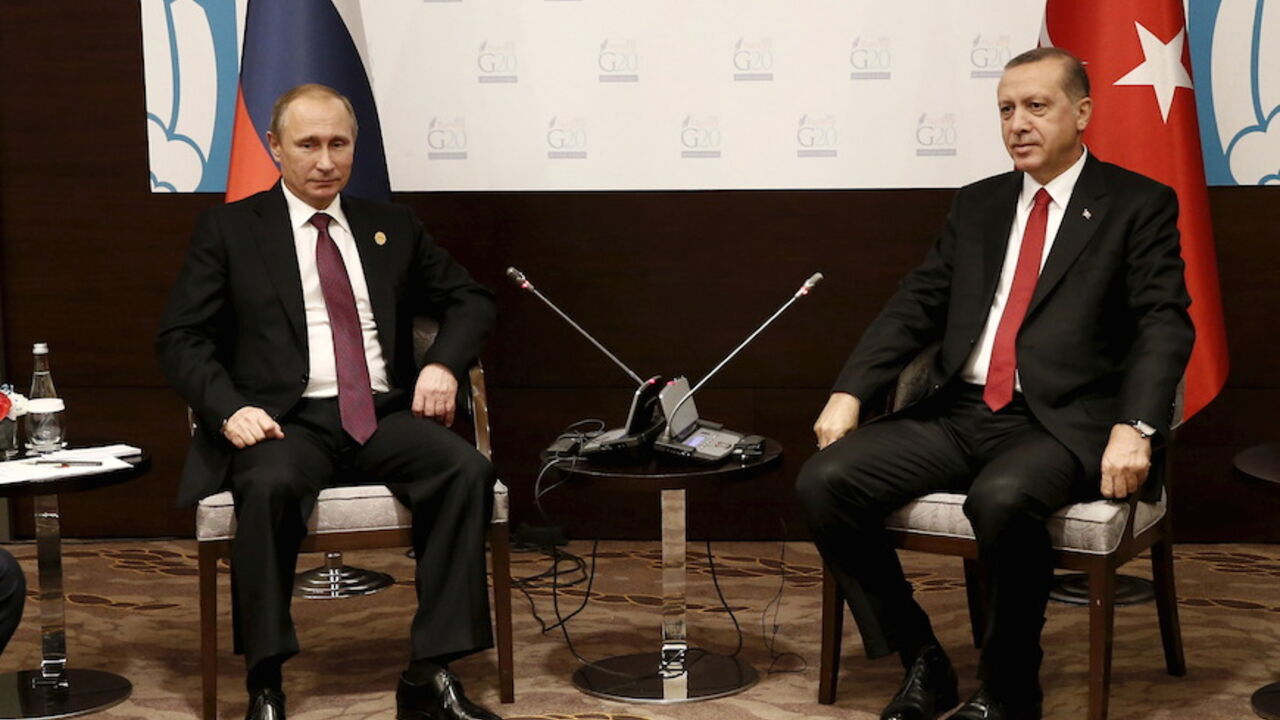 Turkey's President Tayyip Erdogan (R) meets with his Russian counterpart Vladimir Putin  at the Group of 20 (G20) leaders summit in the Mediterranean resort city of Antalya, Turkey, November 16, 2015. REUTERS/Kayhan Ozer/Pool  - RTS7AJJ