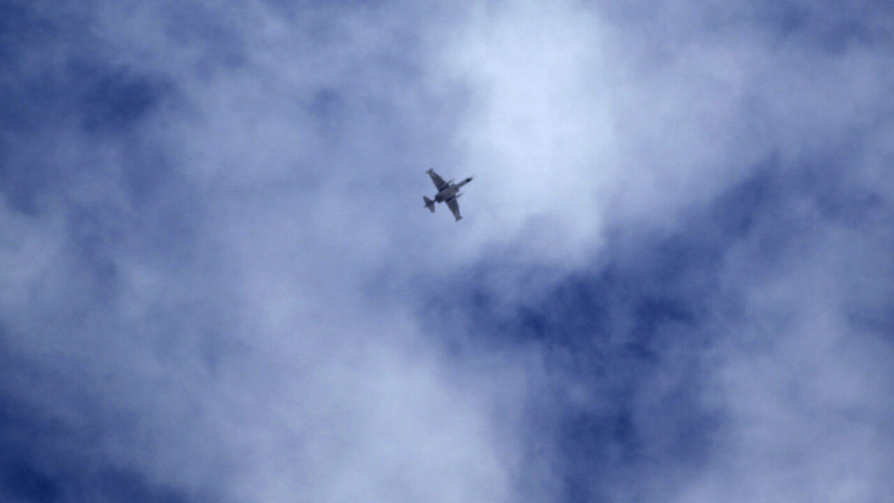 A warplane, which activists said belongs to the Russian forces, flies in the sky over the southern Idlib province, Syria October 2, 2015. REUTERS/Khalil Ashawi - RTS7PZH