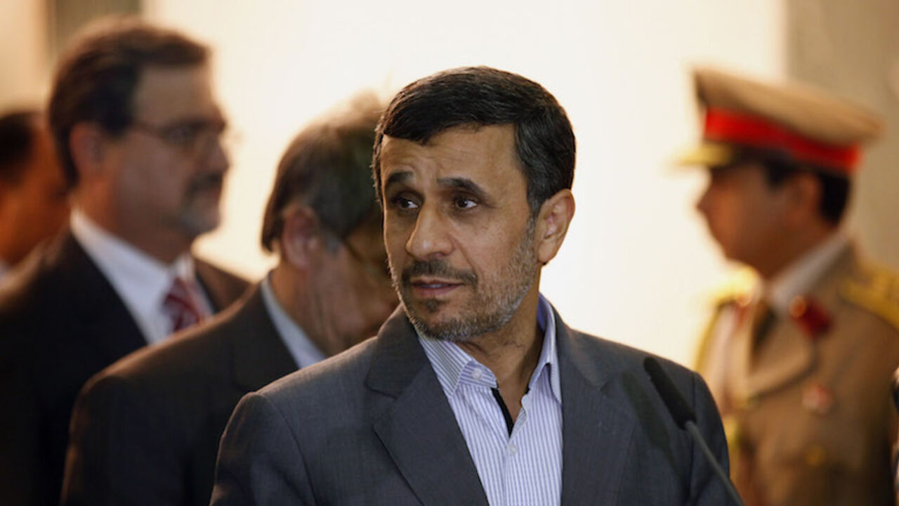 Iran's President Mahmoud Ahmadinejad (C) meets with Iraq's Vice President Khudair al-Khuzaie (not seen) during his visit in Baghdad July 18, 2013. REUTERS/Hadi Mizban/Pool (IRAQ - Tags: POLITICS) - RTX11QSK