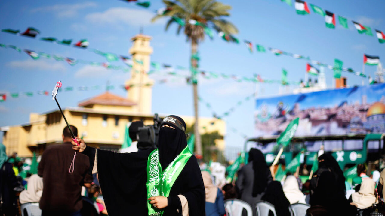 A Palestinian Hamas supporter takes a selfie during an anti-Israeli rally in Gaza city April 28, 2016.  REUTERS/Suhaib Salem         TPX IMAGES OF THE DAY      - RTX2C34K