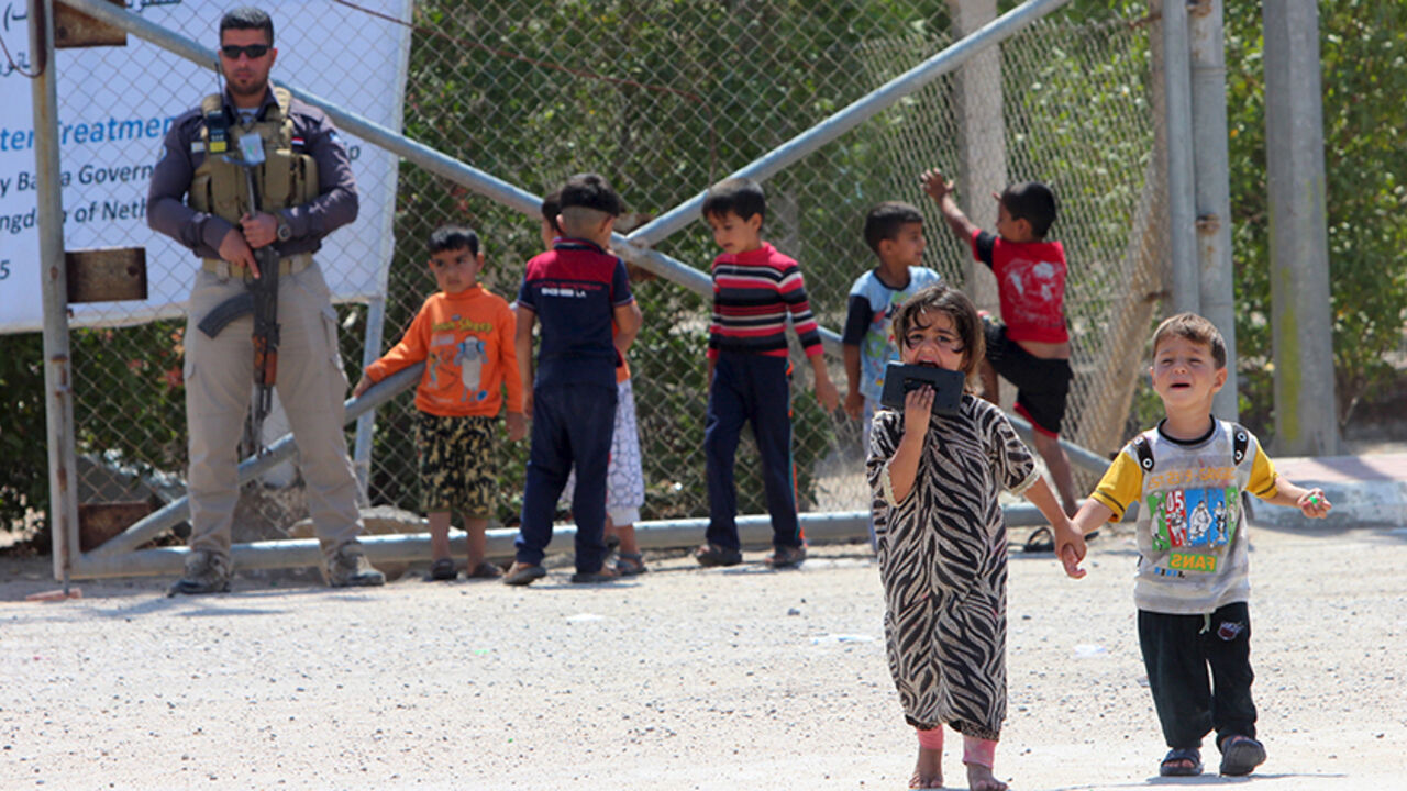 Displaced Iraqi children fleeing violence in the Iraqi town of Hit, are seen at a refugee camp in Basra April 5, 2016. REUTERS/Essam Al-Sudani - RTSDOOS