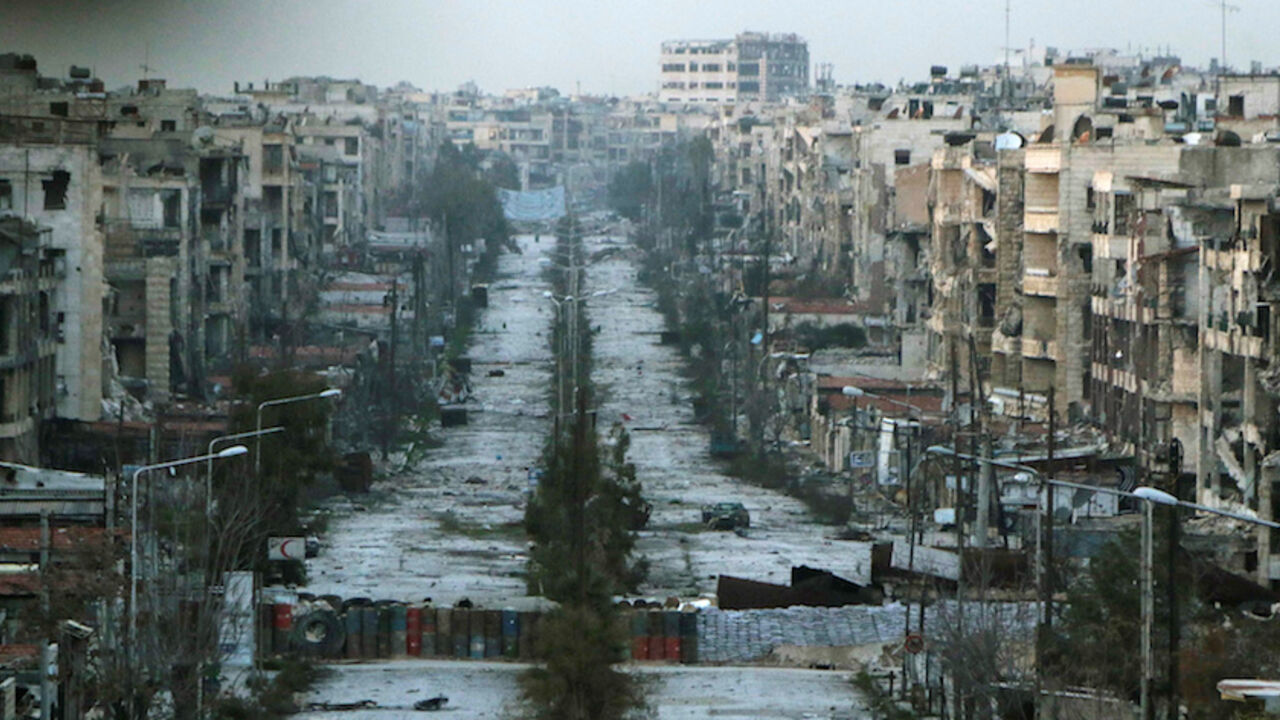 A general view shows a damaged street with sandbags used as barriers in Aleppo's Saif al-Dawla district, Syria March 6, 2015. REUTERS/Hosam Katan/File Photo - RTX2CYZW