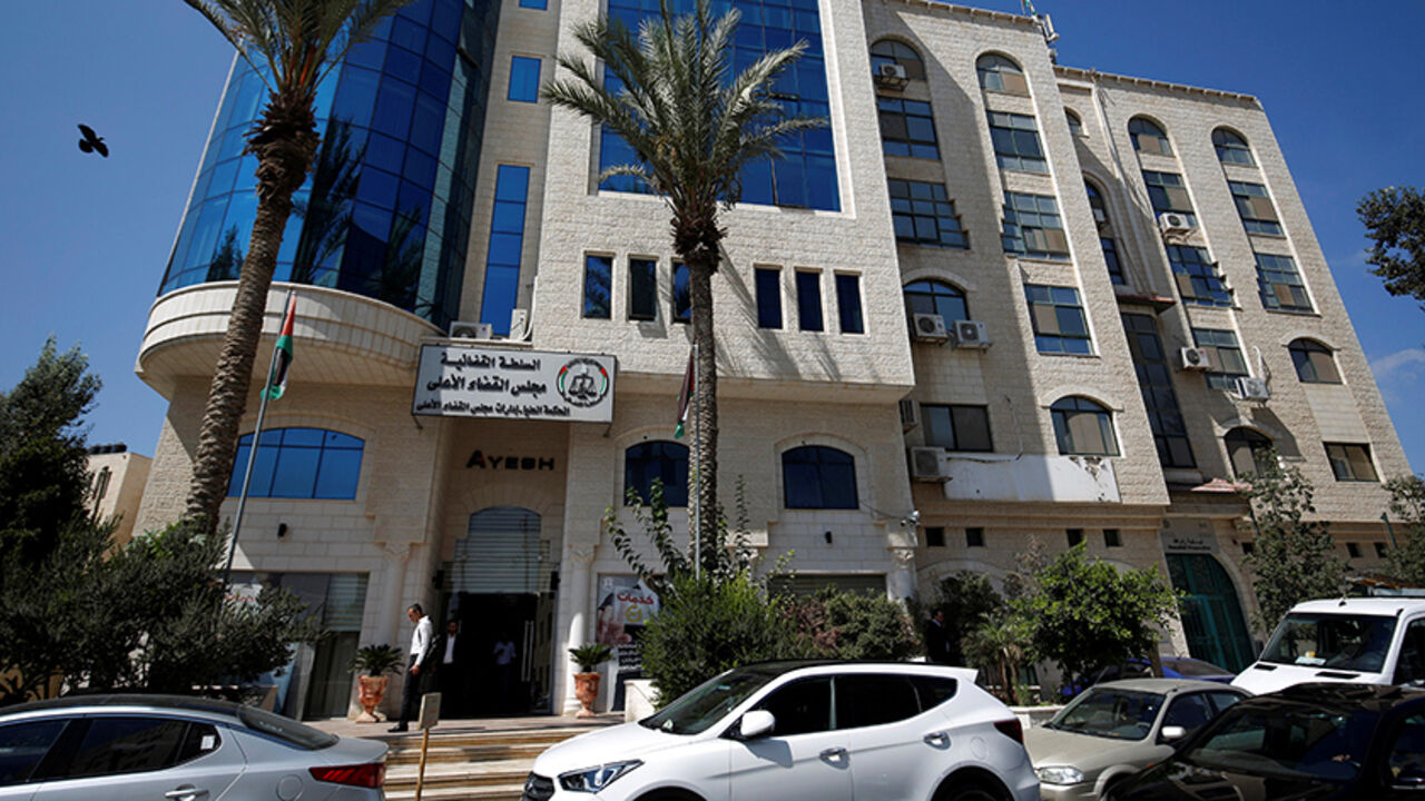 Palestinians walk at the headquarters of the High Court in the West Bank city of Ramallah September 8, 2016. REUTERS/Mohamad Torokman   - RTX2ON41