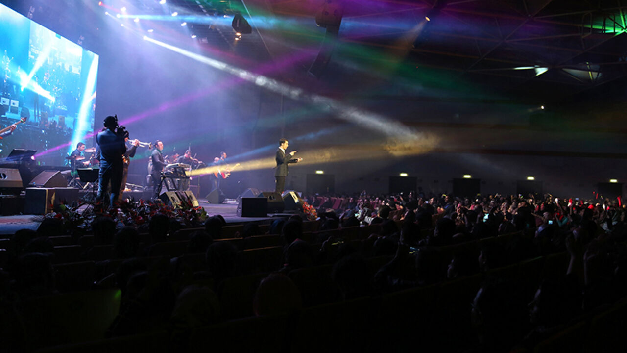 Iranian pop singer Mohsen Yeghaneh (C) performs on stage during the 31th Fajr International Music Festival at the Milad hall in the capital Tehran, on February 17, 2016. / AFP / ATTA KENARE        (Photo credit should read ATTA KENARE/AFP/Getty Images)