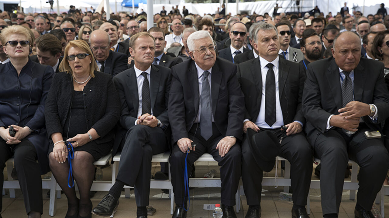 Palestinian President Mahmoud Abbas (C) sits alongside European Council President Donald Tusk (L) as they attend the funeral of Shimon Peres, 93, at Mount Herzl Cemetery in Jerusalem, Israel September 30, 2016.   REUTERS/Stephen Crowley/Pool - RTSQ7FO