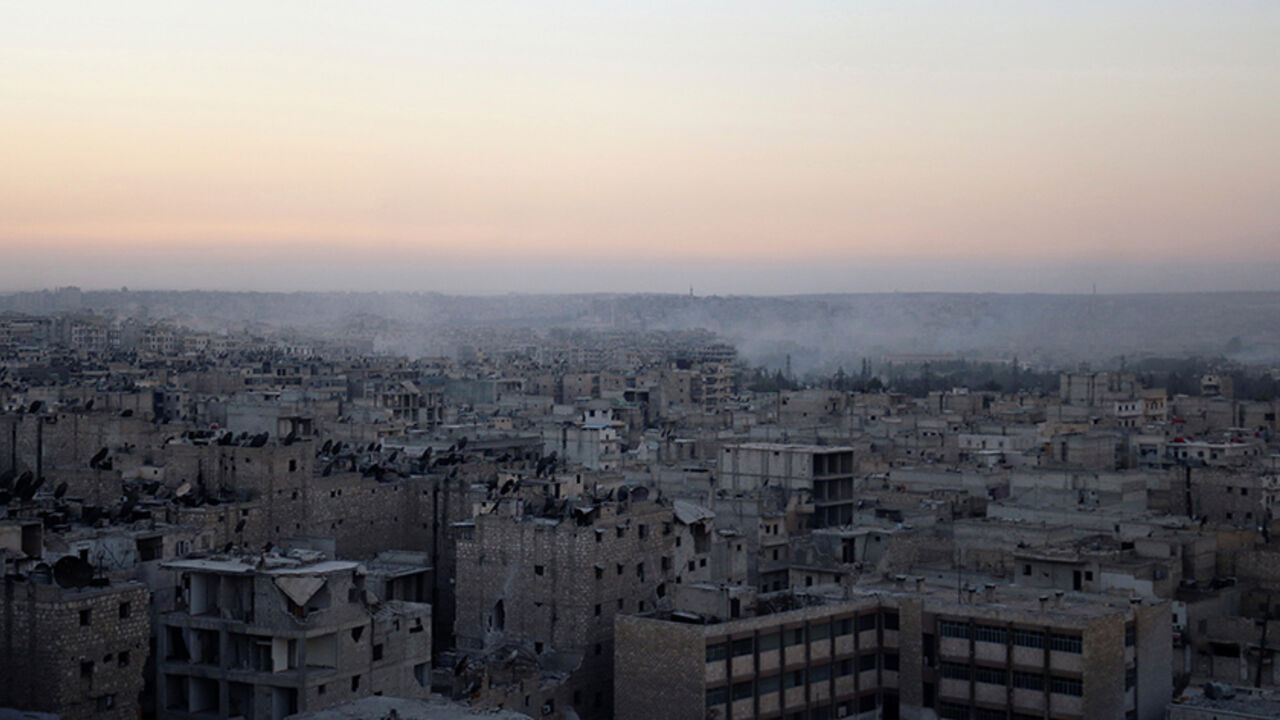 Smoke rises from Bustan al-Basha neighborhood of Aleppo, Syria, October 5, 2016. REUTERS/Abdalrhman Ismail - RTSQXEG