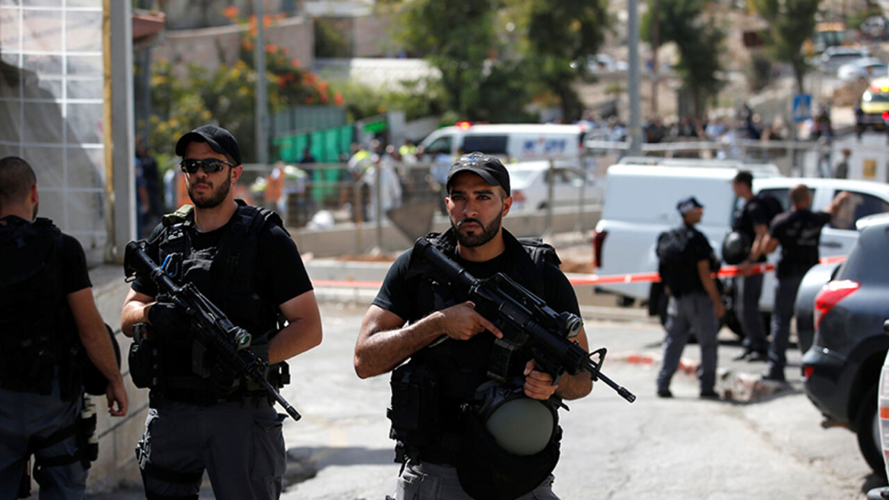 Israeli riot policemen secure the area following a shooting incident in what an Israeli police spokesperson described as a terrorist attack, in Sheikh Jarrah in East Jerusalem October 9, 2016. REUTERS/Ronen Zvulun - RTSRF90