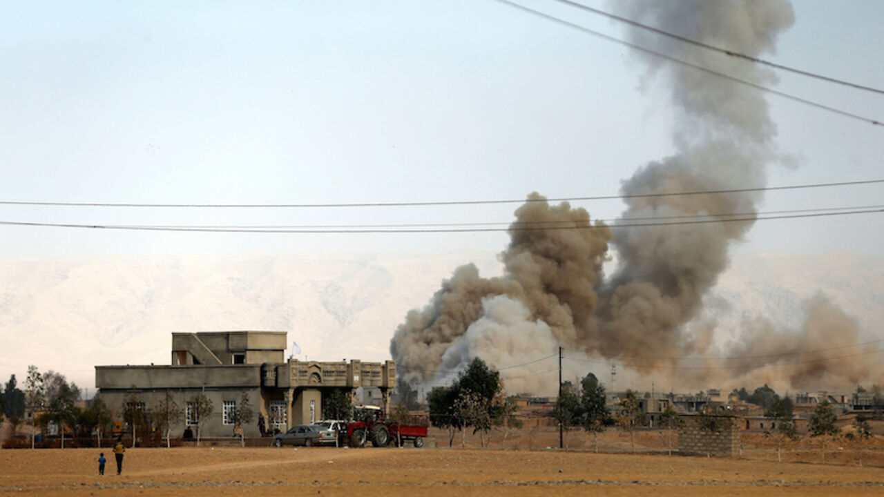 Smoke rises from a bomb attack south of Mosul, during an operation to attack Islamic State militants in Mosul, Iraq, October 20, 2016. REUTERS/Thaier Al-Sudani - RTX2PQIP