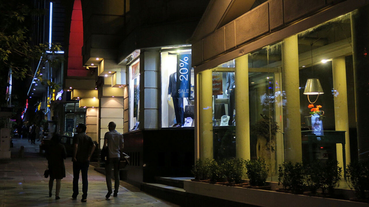 People walk past shops in an upmarket suburb in northern Tehran, Iran May 3, 2016.  REUTERS/Marius Bosch - RTX2CS8T