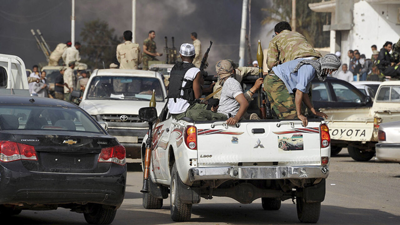 Fighters prepare for clashes between rival militias in Sabha March 29, 2012. Rival militias in the southern Libyan city of Sabha have reached a deal to end four days of fighting that killed more than 50 people, marking a fresh attempt by the government to impose order nationwide months after the overthrow of Muammar Gaddafi.          REUTERS/Stringer   (LIBYA - Tags: CIVIL UNREST MILITARY) - RTR302SL