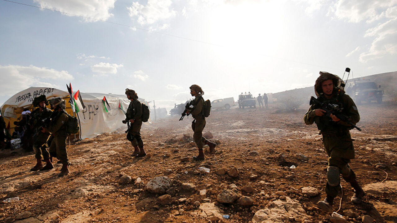 Israeli soldiers take position during a protest against Jewish settlements in Jordan Valley near the West Bank city of Jericho November 17, 2016. REUTERS/Mohamad Torokman   - RTX2U5RA