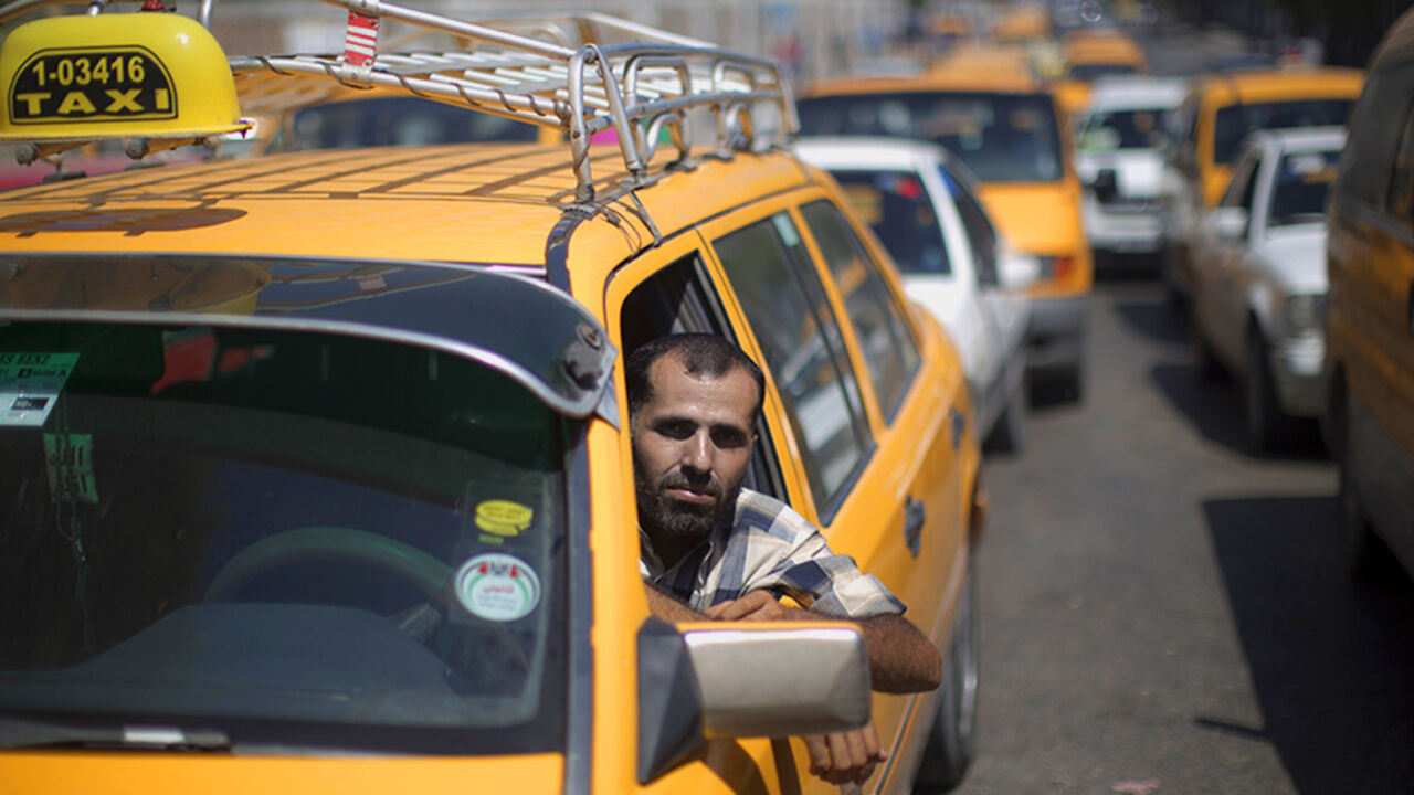 Palestinian drivers wait in line to refuel their cars at a gas station in Gaza City, on September 08, 2013.   Gaza energy authority warned that the enclave's sole power plant is in danger of shutting down within days because of a fuel shortage, which is smuggled through tunnels between Gaza and Egypt, indirectly caused by tensions between Hamas and Egypt that have developed between the two sides followed the ouster of Egyptian president Mohamed Morsi.  AFP PHOTO / MAHMUD HAMS        (Photo credit should rea