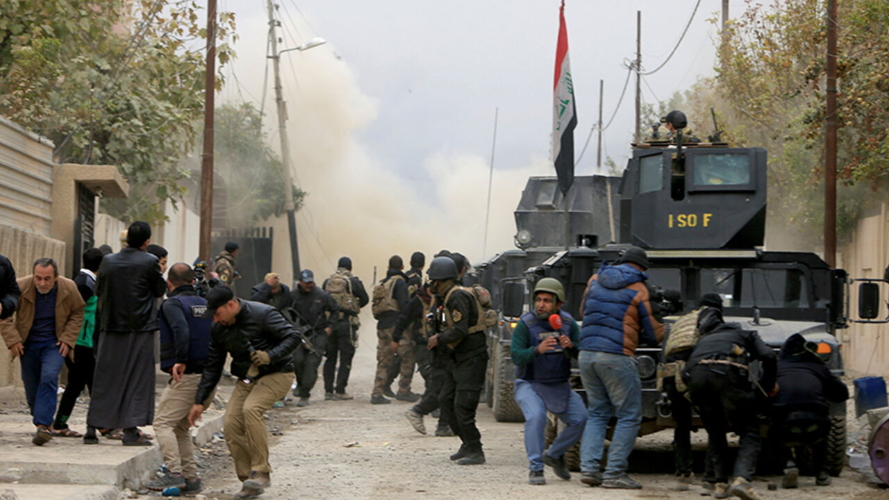 Journalists and security forces take cover from a mortar shell of clashes during a battle with Islamic State militants in Mosul, Iraq, November 30, 2016  REUTERS/Alaa Al-Marjani - RTSU1LY