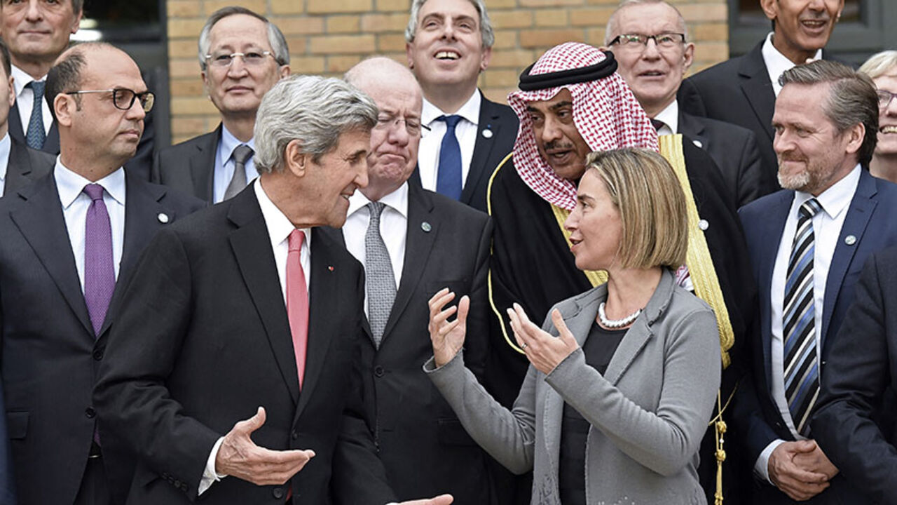 US Secretary of State John Kerry speaks with European Union Foreign Policy Chief Federica Mogherini as they take part with other foreign ministers and representatives in a family picture during the Mideast peace conference in Paris, France, January 15, 2017.  REUTER/Bertrand Guay/POOL - RTSVM99