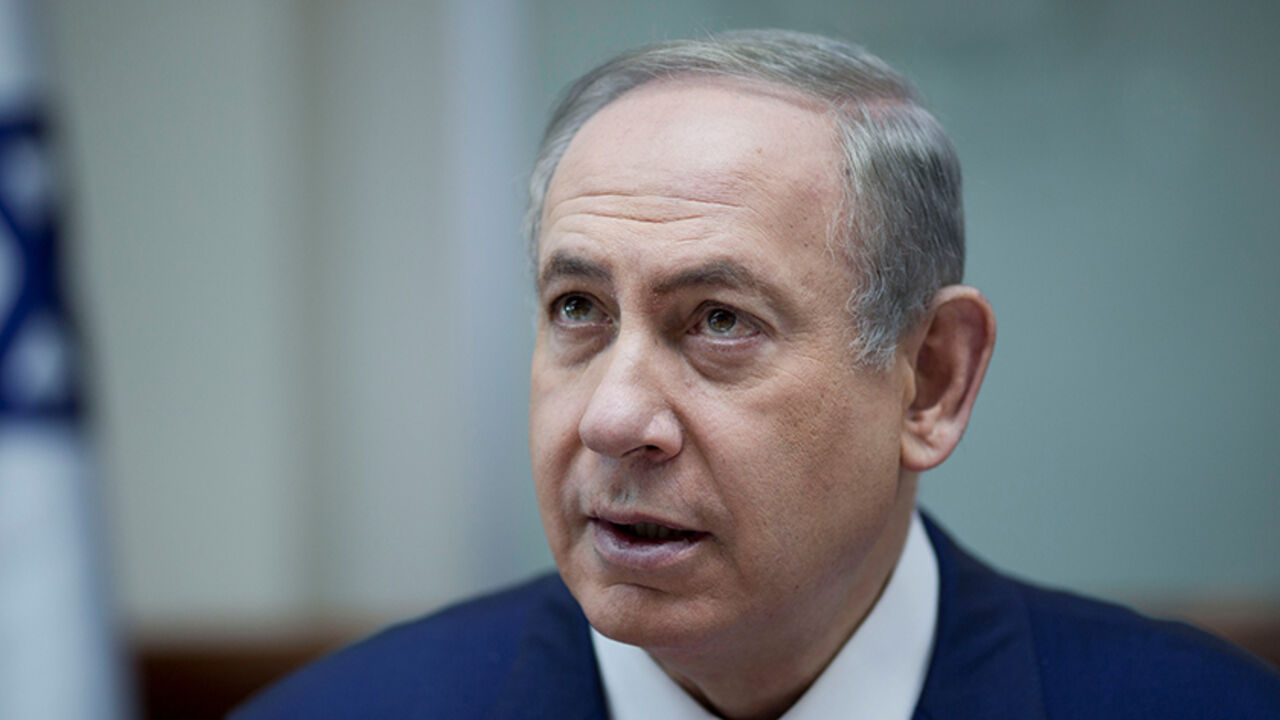 Israeli Prime Minister Benjamin Netanyahu attends the weekly cabinet meeting at his office in Jerusalem January 8, 2017. REUTERS/Abir Sultan/Pool - RTX2XXSV