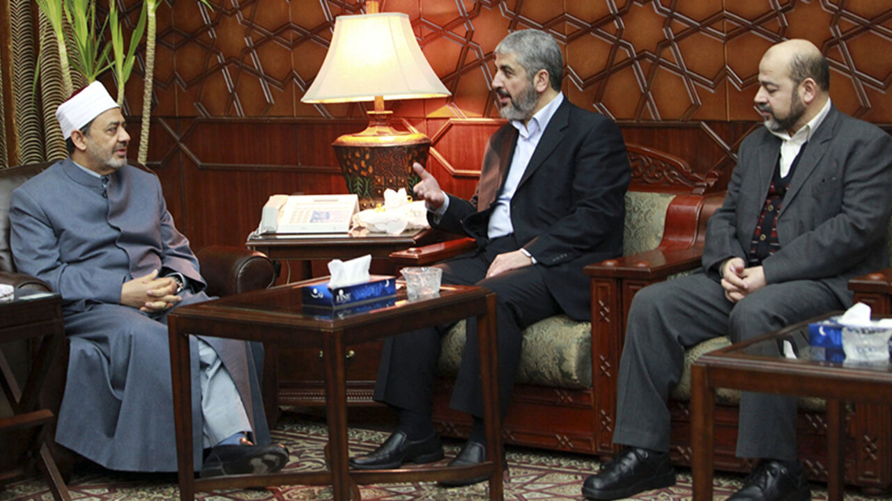 Senior Hamas leader Khaled Mashal (C), Sheikh Ahmed Mohamed el-Tayeb, Egyptian  Imam of al-Azhar Mosque (L) and Mousa Abu Marzouk (R), the deputy-head of Hamas's talk during a Hamas delegation visit to the Imam of al-Azhar mosque in Cairo January 24, 2012.   REUTERS/Mohamed Al Hams/Handout (EGYPT - Tags: POLITICS) FOR EDITORIAL USE ONLY. NOT FOR SALE FOR MARKETING OR ADVERTISING CAMPAIGNS. THIS IMAGE HAS BEEN SUPPLIED BY A THIRD PARTY. IT IS DISTRIBUTED, EXACTLY AS RECEIVED BY REUTERS, AS A SERVICE TO CLIEN
