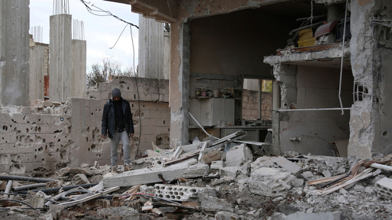 A man inspects a damaged house after an airstrike on al-Yadouda village, in Deraa Governorate, Syria February 15, 2017. REUTERS/Alaa Al-Faqir - RTSYUBP