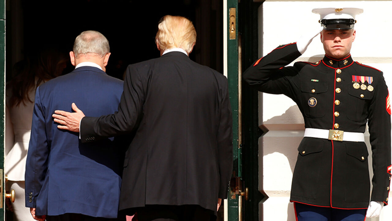 U.S. President Donald Trump (R) escorts Israeli Prime Minister Benjamin Netanyahu into the White House in Washington, U.S., February 15, 2017.REUTERS/Kevin Lamarque - RTSYUJN