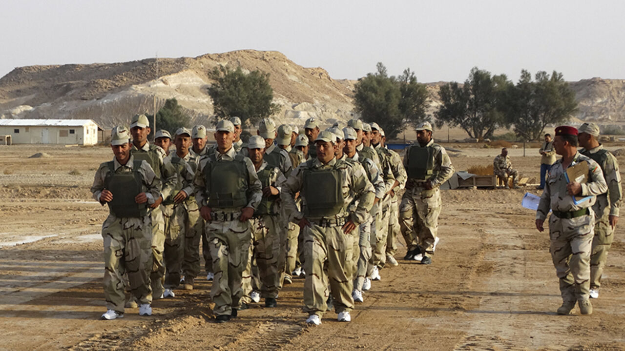 Tribal fighters take part in a military training to prepare for fighting against Islamic State militants, at the Ain al-Assad military base in Anbar province November 15, 2014. Picture taken November 15, 2014.  REUTERS/Stringer (IRAQ - Tags: MILITARY CIVIL UNREST CONFLICT) - RTR4ECYE