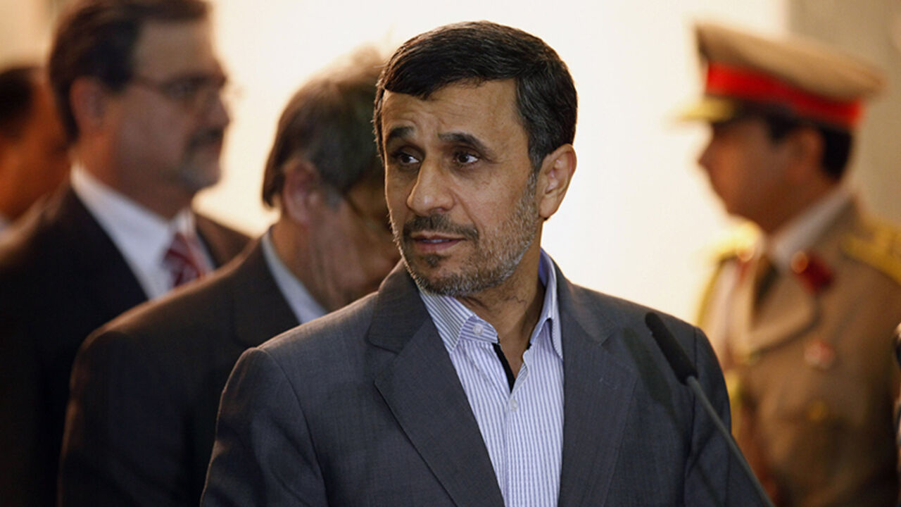 Iran's President Mahmoud Ahmadinejad (C) meets with Iraq's Vice President Khudair al-Khuzaie (not seen) during his visit in Baghdad July 18, 2013. REUTERS/Hadi Mizban/Pool (IRAQ - Tags: POLITICS) - RTX11QSK