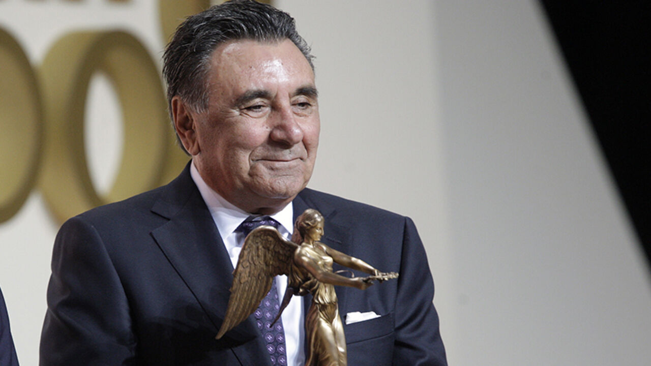 Turkish publisher Aydin Dogan holds the Victoria award during a ceremony at the Publishers Night in Berlin November 17, 2008. Dogan was awarded for his engagement in Germen Turkish integrations. REUTERS/Hannibal Hanschke (GERMANY) - RTXAP3D