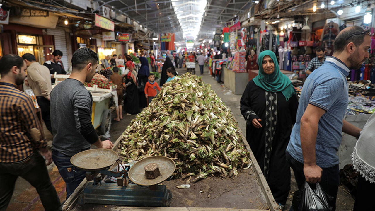 People walk through a market in eastern Mosul, Iraq, April 19, 2017. REUTERS/Marko Djurica - RTS12XYS