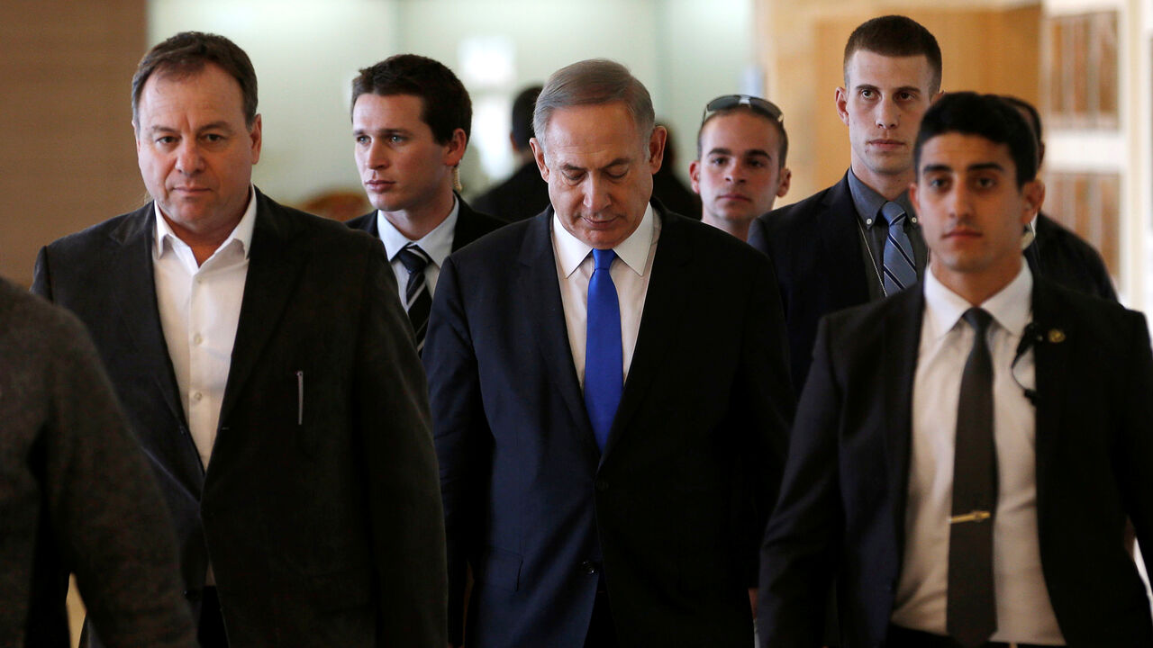 Israeli Prime Minister Benjamin Netanyahu (C) arrives at a Likud party meeting at the Knesset, the Israeli parliament, in Jerusalem January 16, 2017. Picture taken January 16, 2017. REUTERS/Ronen Zvulun - RTSW82I