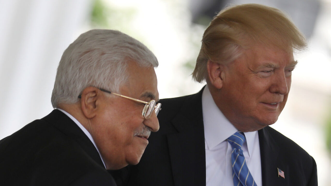 U.S. President Donald Trump welcomes Palestinian President Mahmoud Abbas at the White House in Washington D.C., U.S., May 3, 2017. REUTERS/Carlos Barria - RTS14ZFG
