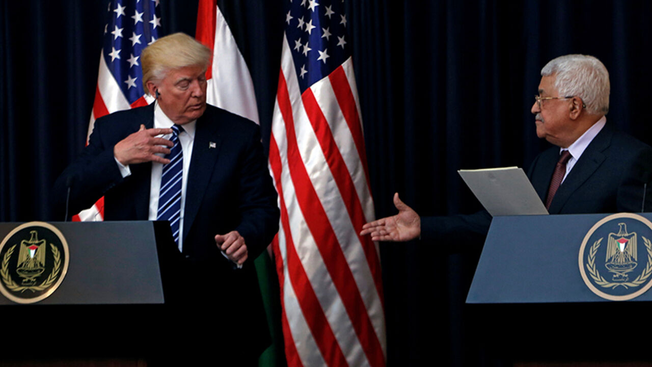 Palestinian President Mahmoud Abbas extends his hand to shake hands with U.S. President Donald Trump during a joint news conference at the presidential headquarters in the West Bank town of Bethlehem, May 23, 2017. REUTERS/Mohamad Torokman - RTX375A1