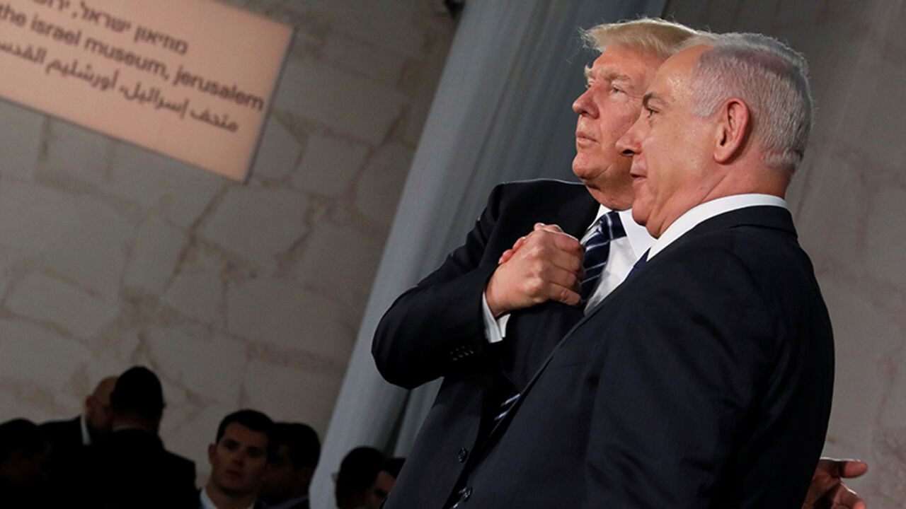 U.S. President Donald Trump (L) embraces Israel's Prime Minister Benjamin Netanyahu after his remarks at the Israel Museum in Jerusalem May 23, 2017.  REUTERS/Jonathan Ernst - RTX3773R