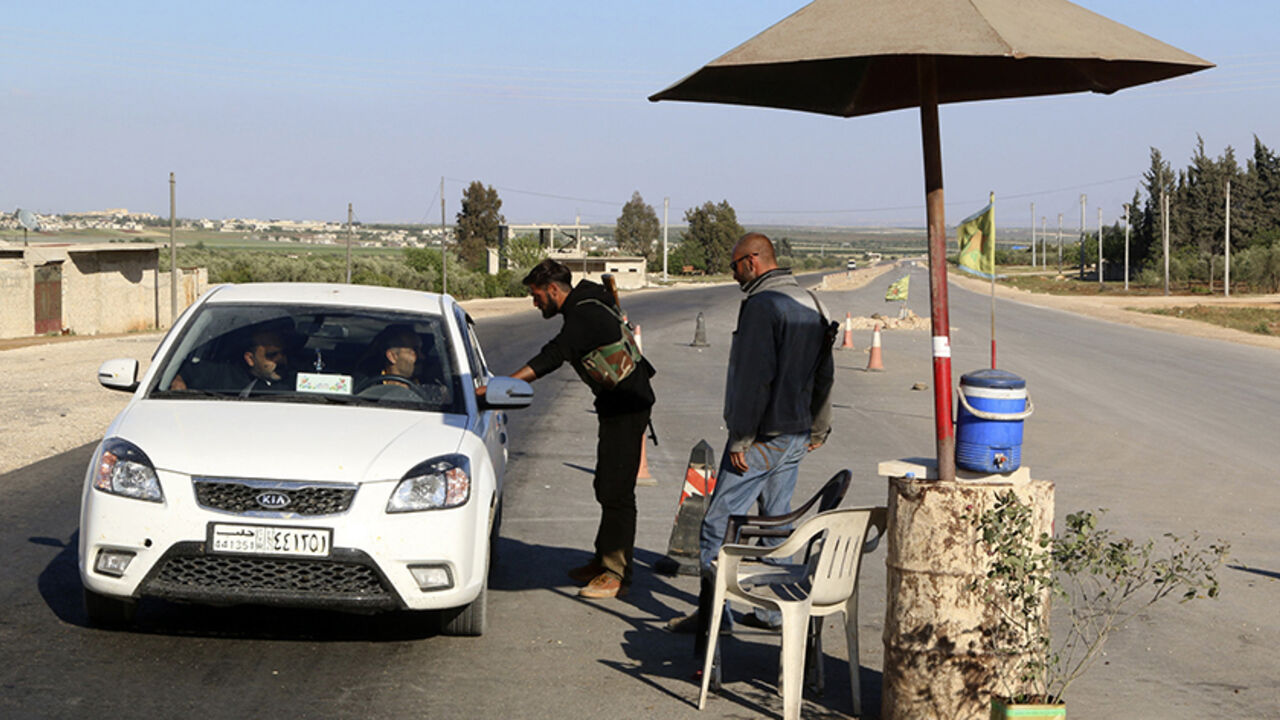 Kurdish fighters from the Popular Protection Units (YPG) man a checkpoint near the city of Afrin, which is under the control of the Kurdistan Workers' Party (PKK), April 30, 2014. REUTERS/Mahmoud Hebbo (SYRIA - Tags: POLITICS CIVIL UNREST CONFLICT) - RTR3NB2H