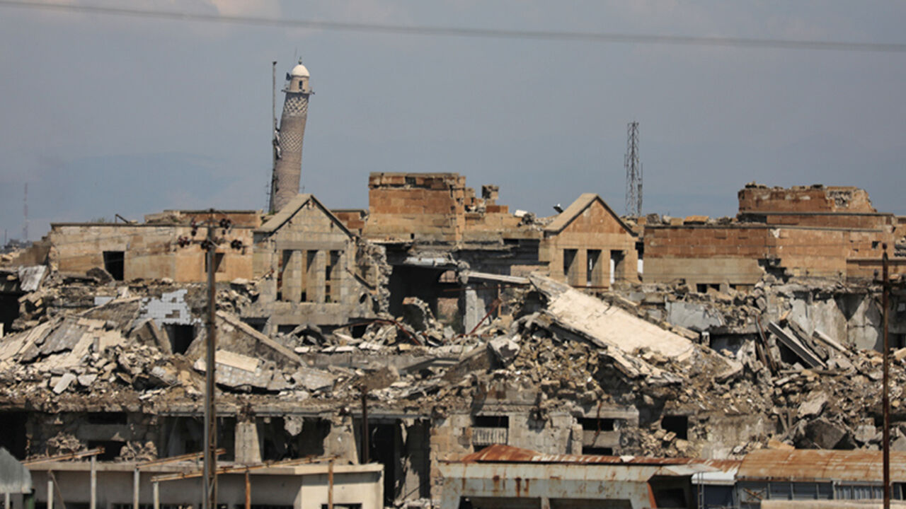 Al-Hadba minaret at the Grand Mosque is seen among destroyed buildings during combats between Iraqi forces and Islamic State in Mosul, Iraq, April 4, 2017. REUTERS/Andres Martinez Casares - RTX340VF
