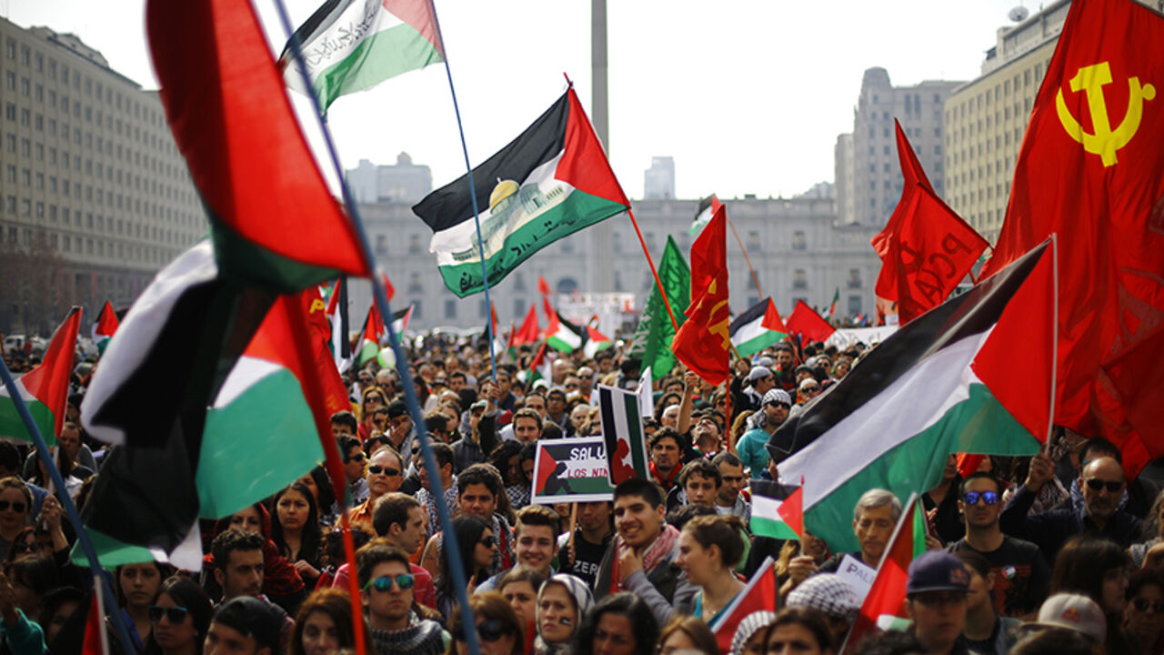 Supporters and members of the Palestine community attend  a rally for peace in Gaza, in Santiago, August 9, 2014. Israel launched more than 30 air attacks in Gaza on Saturday, killing five Palestinians, and militants fired rockets at Israel as the conflict entered a second month, defying international efforts to revive a ceasefire. REUTERS/Ivan Alvarado (CHILE - Tags: POLITICS CIVIL UNREST SOCIETY) - RTR41TIO