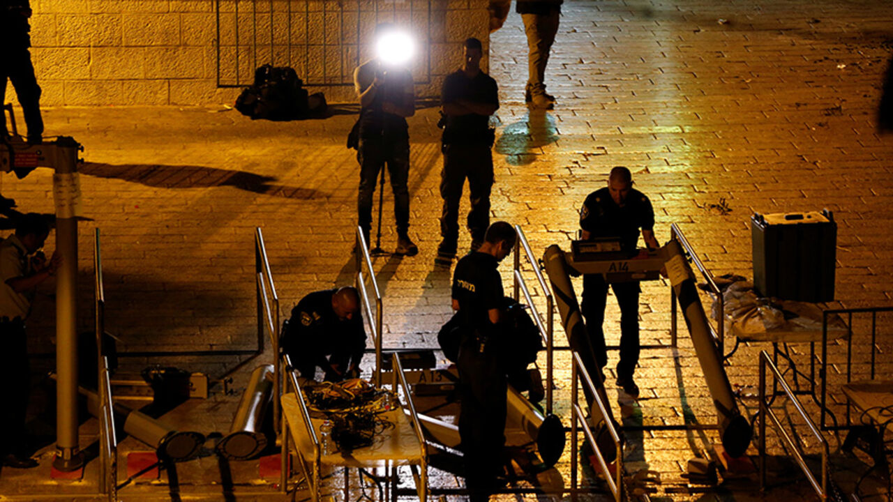 Israeli security forces remove metal detectors which were recently installed at an entrance to the compound known to Muslims as Noble Sanctuary and to Jews as Temple Mount in Jerusalem's Old City July 25, 2017.  REUTERS/Ammar Awad      TPX IMAGES OF THE DAY - RTX3CRDA